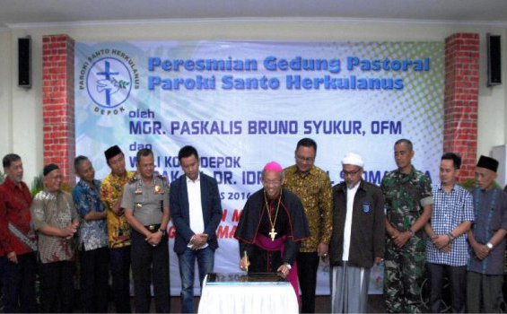 Mgr Paskalis Bruno Syukur OFM sedang menandatangani prasasti Gedung Pastoral baru Paroki St Herkulanus Depok, Jawa Barat [Dok. Panitia]