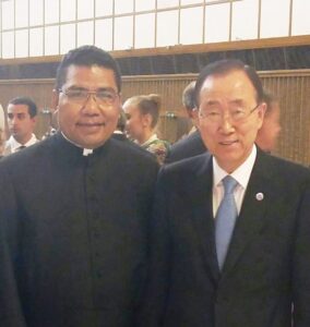 Pastor Markus Solo Kewuta SVD berfoto bersama dengan Sekjen PBB Ban Ki-moon dalam pembukaan Global Conference on Faith & Sport di Vatikan, Rabu (5/10). Dok. Pribadi
