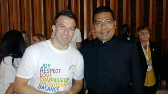 Pastor Markus Solo Kewuta SVD berfoto bersama dengan ikon sepakbola Italia, Alessandro Del Piero dalam pembukaan Global Conference on Faith & Sport di Vatikan, Rabu (5/10).  Dok. Pribadi