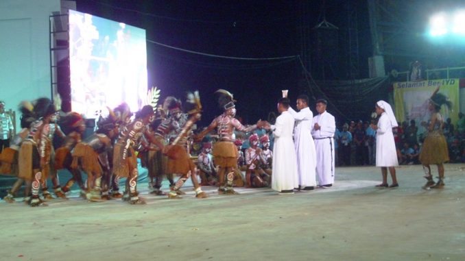 Perwakilan Regio Papua menampilkan sejarah masuknya agama Katolik di tanah Papua. Dok. Lexie Kalesaran