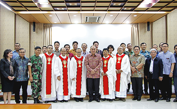 Mgr Suharyo bersama jajaran TNI dan Polri, serta pejabat Eselon I dan II.[HIDUP/Edward Wirawan]