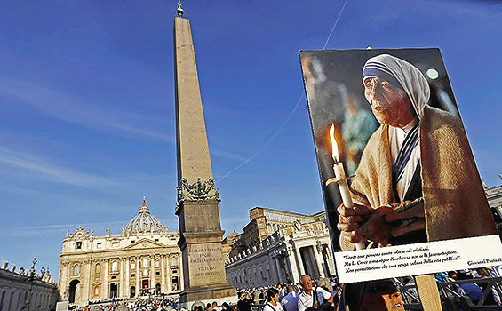 Gambar Bunda Teresa diantara ribuan umat di lapangan St Petrus, Vatikan.[abc7news.com]
