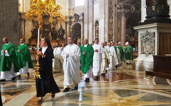 Para Uskup dan imam Gereja Katolik Rumania sedang mengadakan prosesi dalam persiapan merayakan Misa di Basilika Santo Petrus Vatikan.[en.radiovaticana.va]
