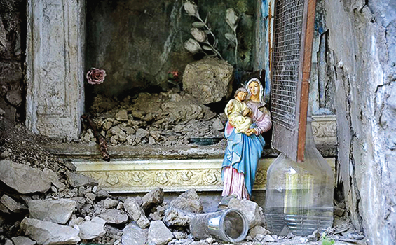 Patung Maria Penolong Abadi yang tetap utuh di tengah reruntuhan gempa.[en.radiovaticana.va]