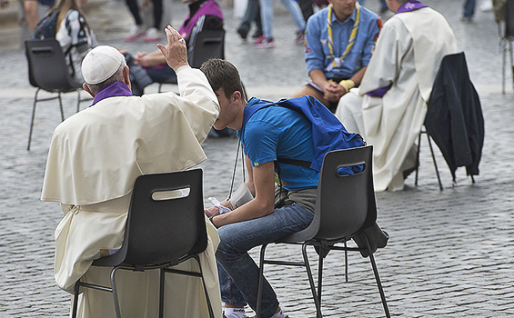 Paus Fransiskus ikut membantu menerimakan Sakramen Pengakuan Dosa kepada para peziarah di Lapangan Santo Petrus Vatikan.[twitter.com]