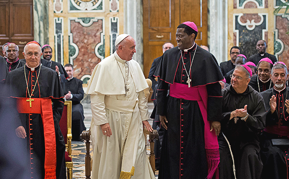 Paus Fransiskus dalam pertemuan dengan para uskup baru yang sedang mengikuti program formasi dari Kongregasi Evangelisasi Bangsa-Bangsa.[en.radiovaticana.va]