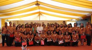 Anggota Paduan Suara gabungan Paroki Pasar Minggu berfoto bersama Mgr Ignatius Suharyo. (HIDUP/Edward Wirawan)