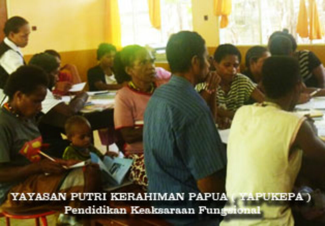 Kelas Baca Tulis bagi Buta Aksara yang dirintis oleh YAPEKPA di Sentani Papua